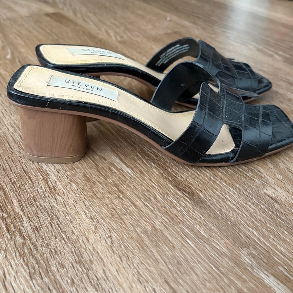 Black Croc-Embossed Square-Toe Block Heel Sandals - Picture 2 of 3